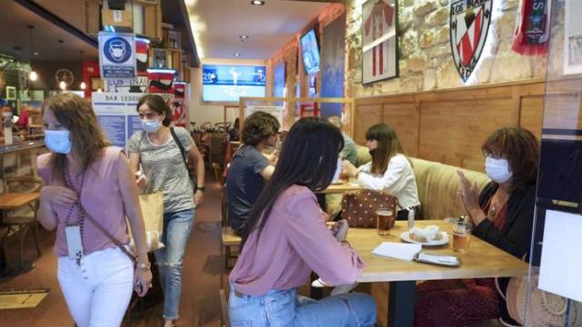 El aforo del interior de los bares permanece fijado en el 50%. El aforo del interior de los bares permanece fijado en el 50%.