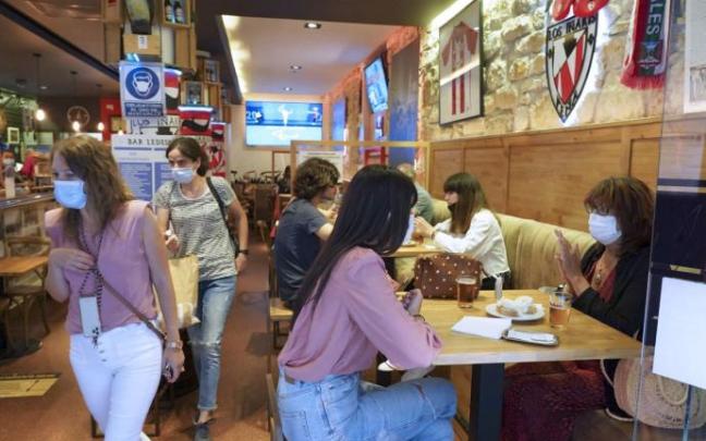 El aforo del interior de los bares permanece fijado en el 50%. El aforo del interior de los bares permanece fijado en el 50%.