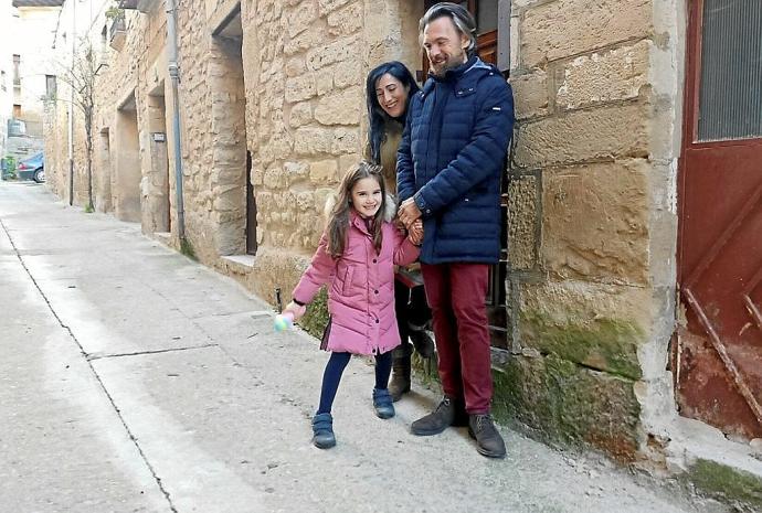 La pequeña Ariadna con sus padres Valeria y Diego en la puerta de su casa en Bargota.