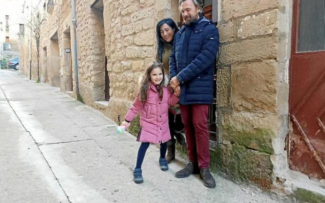 La pequeña Ariadna con sus padres Valeria y Diego en la puerta de su casa en Bargota. La pequeña Ariadna con sus padres Valeria y Diego en la puerta de su casa en Bargota.