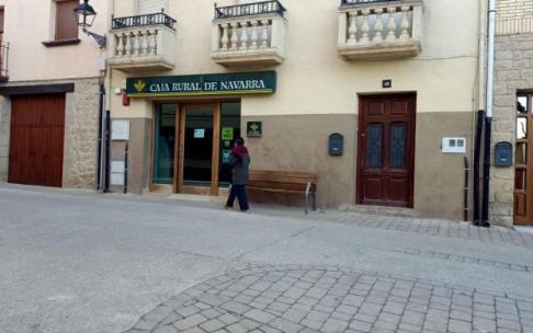 Una vecina pasea por delante de la sucursal de Bargota donde hay un nuevo cajero y donde está también el desfibrilador municipal. Una vecina pasea por delante de la sucursal de Bargota donde hay un nuevo cajero y donde está también el desfibrilador municipal.