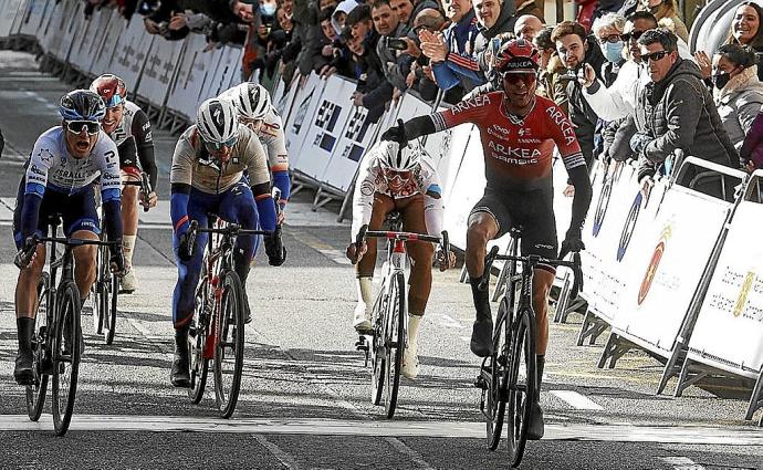 Warren Barguil celebra la victoria al esprint en el GP Indurain al cruzar la línea de meta.