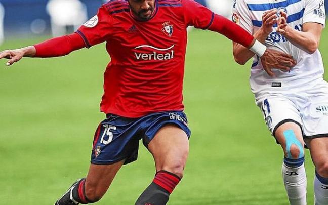 Ramalho se lleva el balón ante Luis Rioja.