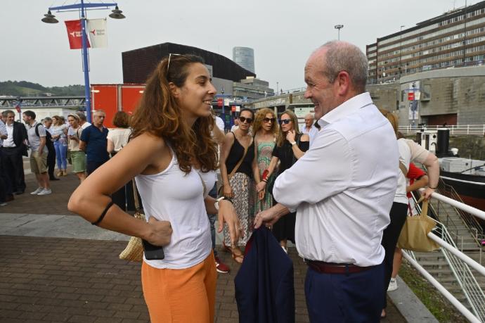 Ainhoa Tirapu charla con Ricardo Barkala junto a la gabarra