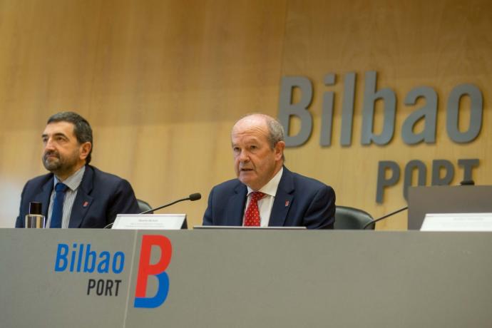 Riicardo Barkala, a la derecha de la imagen, en un acto del Puerto de Bilbao el pasado 12 de febrero