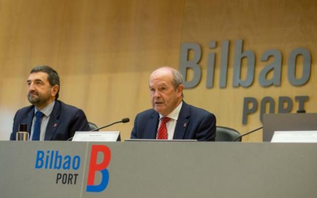 Riicardo Barkala, a la derecha de la imagen, en un acto del Puerto de Bilbao el pasado 12 de febrero Riicardo Barkala, a la derecha de la imagen, en un acto del Puerto de Bilbao el pasado 12 de febrero
