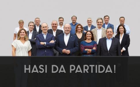 Los miembros de la candidatura de Ricardo Barkala posan con San Mamés de fondo Los miembros de la candidatura de Ricardo Barkala posan con San Mamés de fondo