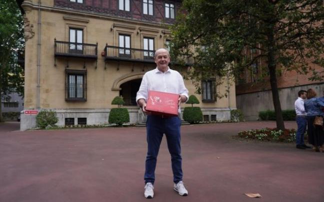 Ricardo Barkala en la entrega de avales.