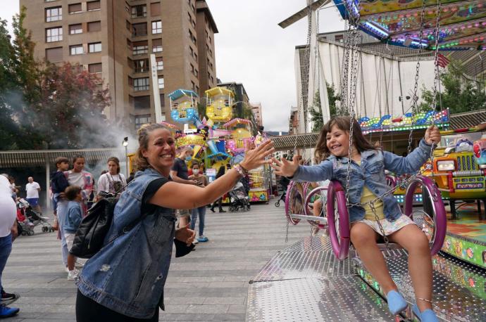 Gorane López con su hija disfrutando del regreso de las barracas en la Plaza Indautxu