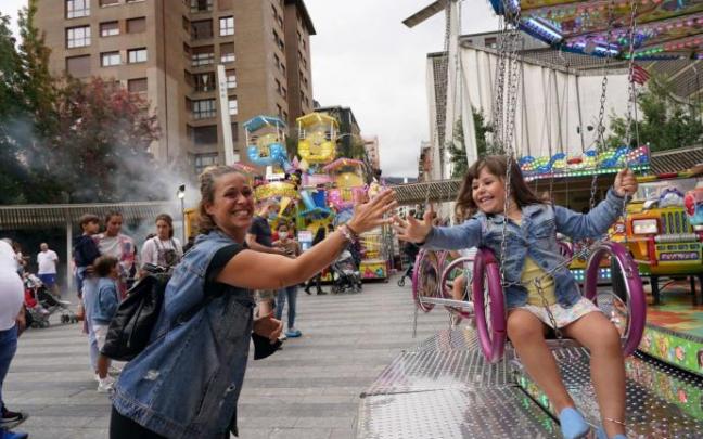 Gorane López con su hija disfrutando del regreso de las barracas en la Plaza Indautxu