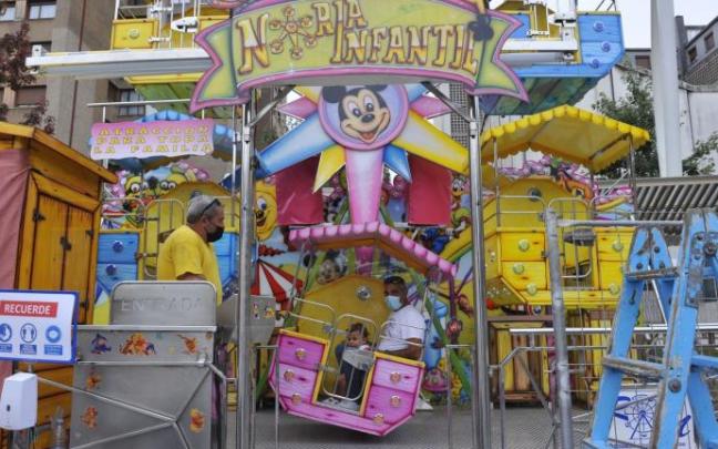 Un padre y su hija disfrutan de las barracas en Bilbao