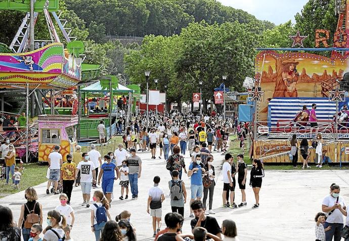 El recinto ferial del parque de La Runa presentó muy buena asistencia ayer. Sobre todo, ambiente familiar.