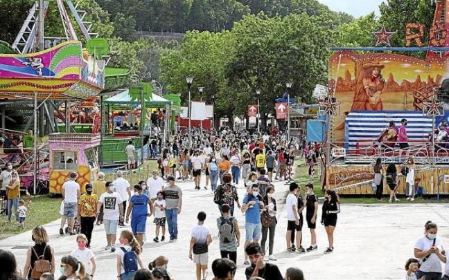 El recinto ferial del parque de La Runa presentó muy buena asistencia ayer. Sobre todo, ambiente familiar.