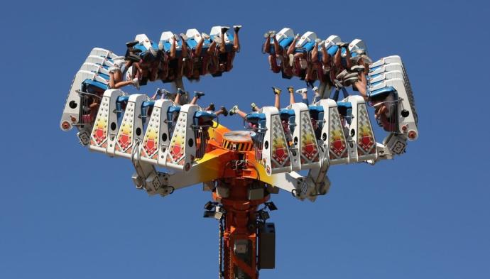 Personas disfrutando de las barracas en el recinto ferial, en 2019.