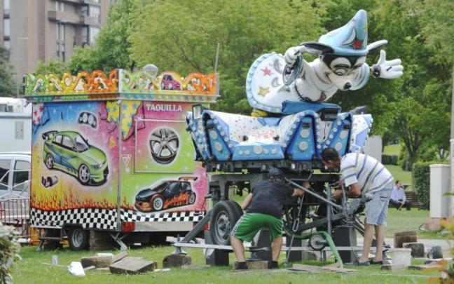 Dos feriantes montan una atracción infantil en la edición de 2019 de Aste Nagusia Dos feriantes montan una atracción infantil en la edición de 2019 de Aste Nagusia
