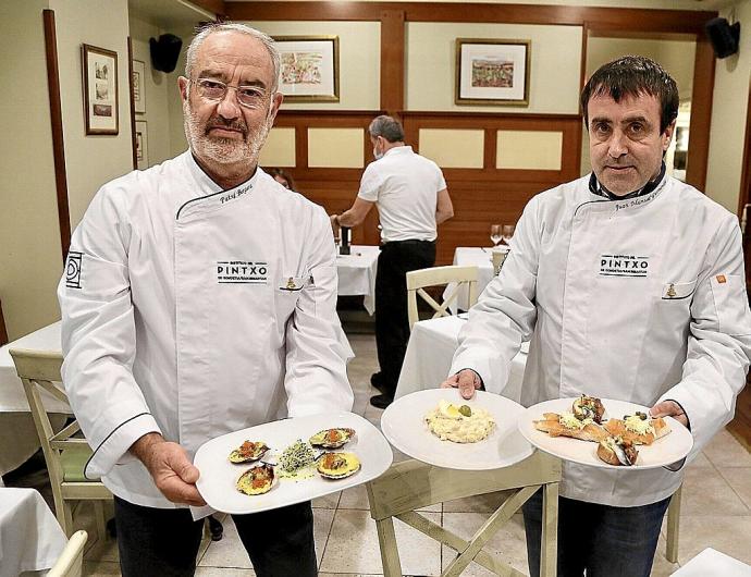 Patxi Bergara, a la izquierda de la imagen, y Juan Manuel Garmendia, a la derecha, con unos platos de pintxos en el restaurante Kiki de El Antiguo.