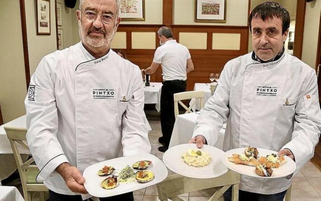 Patxi Bergara, a la izquierda de la imagen, y Juan Manuel Garmendia, a la derecha, con unos platos de pintxos en el restaurante Kiki de El Antiguo.