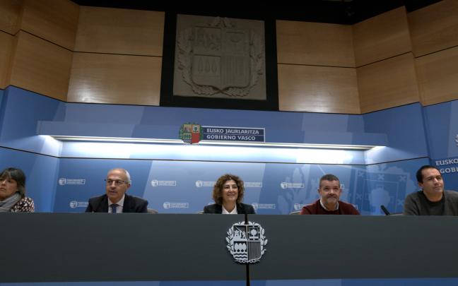 LAB, UGT y CC OO cierran con su firma el conflicto del Metal en Bizkaia Firma del preacuerdo del Metal firmado esta mañana en Bilbao / Irekia
