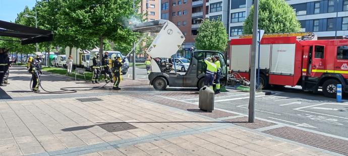 Los Bomberos sofocan el incendio en el vehículo.