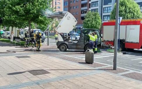 Los Bomberos sofocan el incendio en el vehículo.
