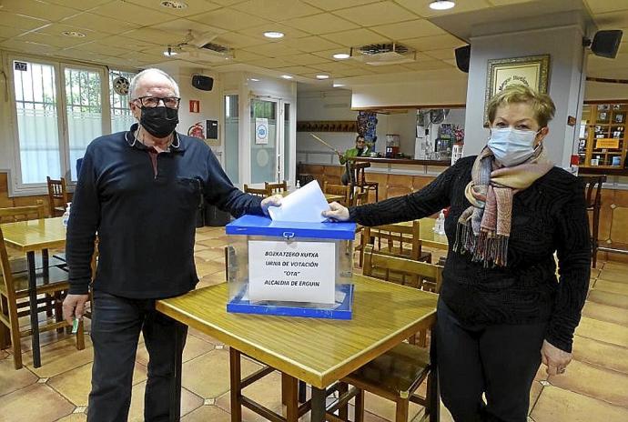 Alzelai y Consuelo Zugasti con la urna instalada en el hogar del jubilado.