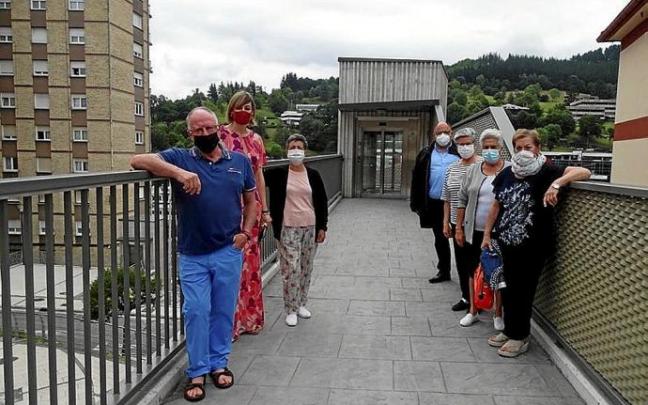 Representantes municipales, vecinos y vecinas de Erguin, ayer.
