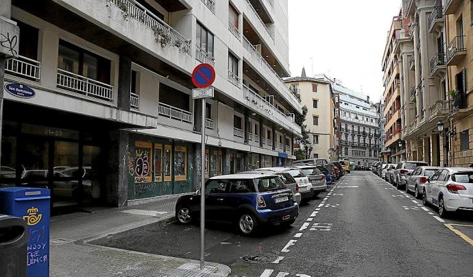 Imagen que muestra en la actualidad la calle San Bartolomé, con numerosos locales cerrados.