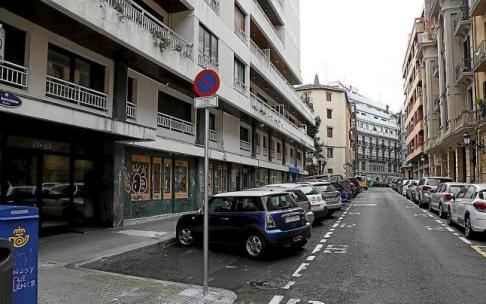 Imagen que muestra en la actualidad la calle San Bartolomé, con numerosos locales cerrados.