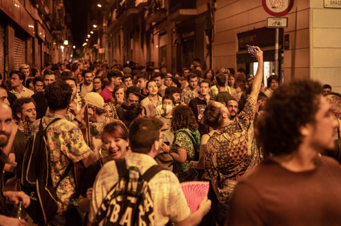 Un gran número de personas en las fiestas del barrio de Gràcia, a 19 de agosto de 2021.
