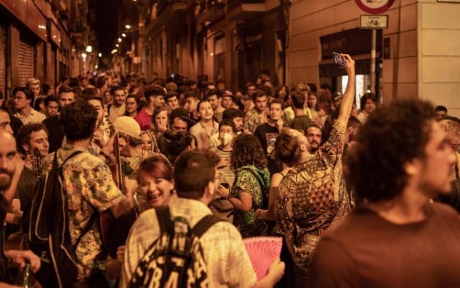 Un gran número de personas en las fiestas del barrio de Gràcia, a 19 de agosto de 2021. Un gran número de personas en las fiestas del barrio de Gràcia, a 19 de agosto de 2021.