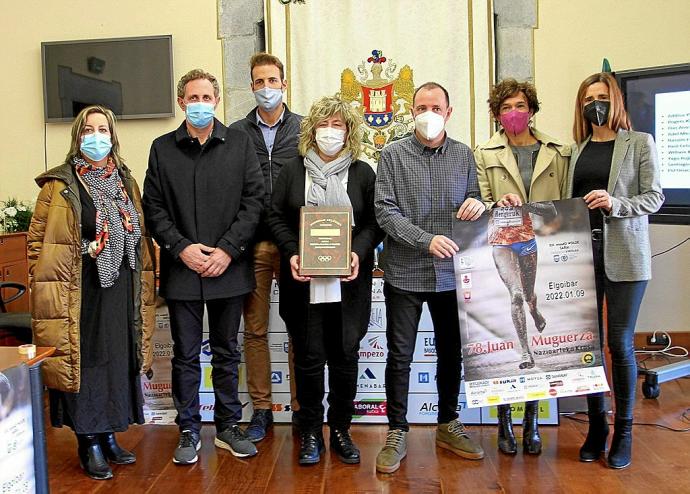 Organizadores y representantes de las entidades patrocinadoras del cross de Elgoibar durante la presentación de ayer en el Consistorio.