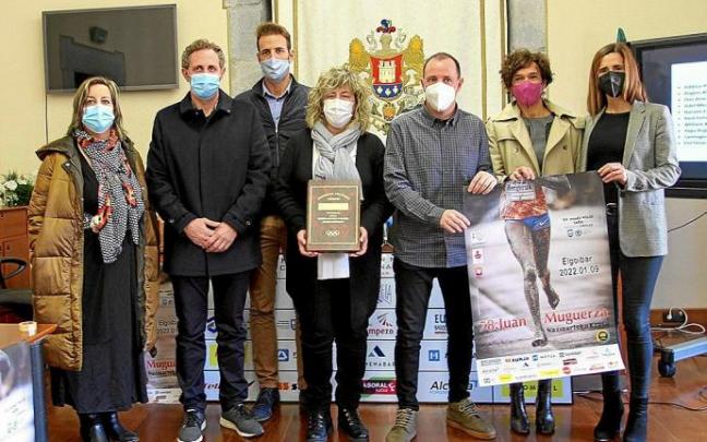 Organizadores y representantes de las entidades patrocinadoras del cross de Elgoibar durante la presentación de ayer en el Consistorio.