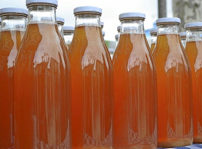 Botellas de zumo elaboradas en Barrundia.