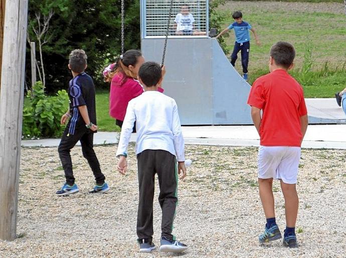 Un grupo de niños y niñas juega en Ozaeta. Foto: E. S. P.