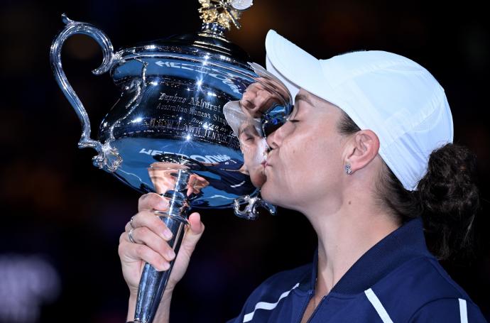 Barty besa el trofeo del Open de Australia.