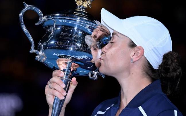 Barty besa el trofeo del Open de Australia.