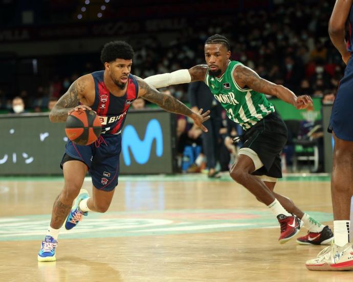 Peters controla el balón en el partido del domingo en Sevilla