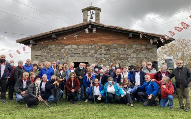 Foto de familia de las personas que integran la Cofradía de San Martín de Finaga en la ermita donde se celebró ayer la misa.