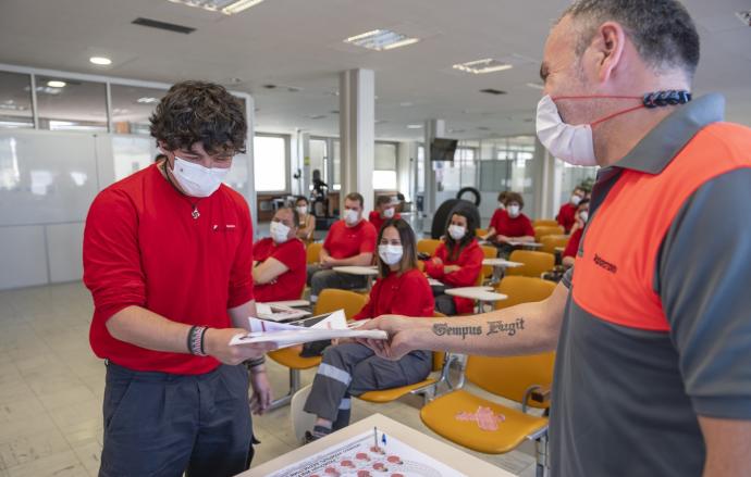 En un primer programa piloto se ha formado a 25 personas en la planta de Basauri.