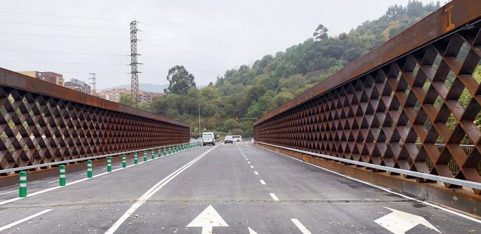 El nuevo puente de La Baskonia dispone de un carril para bicicletas.