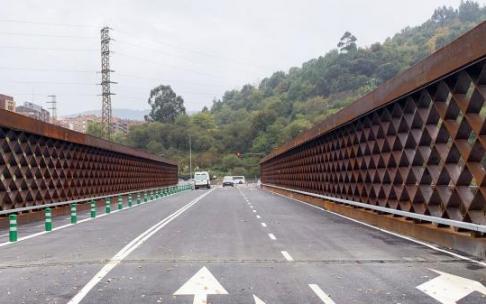 El nuevo puente de La Baskonia dispone de un carril para bicicletas. El nuevo puente de La Baskonia dispone de un carril para bicicletas.