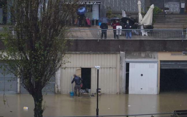 Un vecino de Basauri comprueba el estado de las lonjas inundadas al desbordarse el río Nervión Un vecino de Basauri comprueba el estado de las lonjas inundadas al desbordarse el río Nervión