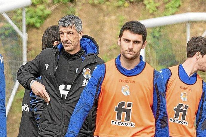 Imanol Alguacil, ante Ander Martín durante un entrenamiento en las instalaciones de Zubieta.