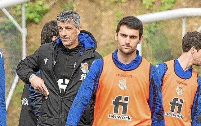 Imanol Alguacil, ante Ander Martín durante un entrenamiento en las instalaciones de Zubieta.