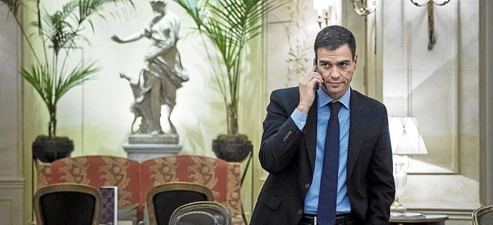 El presidente español, Pedro Sánchez, atiende una llamada de teléfono en una imagen de archivo. Foto: Efe