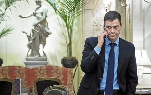 El presidente español, Pedro Sánchez, atiende una llamada de teléfono en una imagen de archivo. Foto: Efe El presidente español, Pedro Sánchez, atiende una llamada de teléfono en una imagen de archivo. Foto: Efe