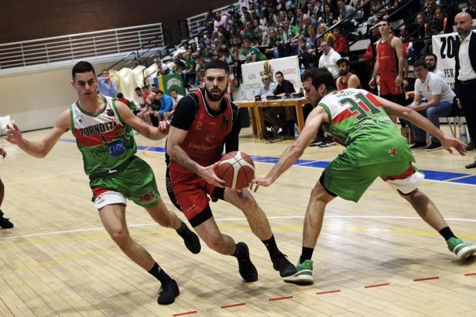 Javi Balastegui, ante dos rivales del Zornotza en el partido del 'play off'.