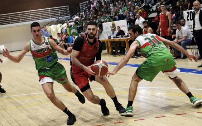 Javi Balastegui, ante dos rivales del Zornotza en el partido del 'play off'.