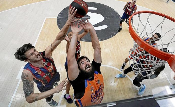 Polonara tapona a Dubljevic durante la semifinal de la pasada edición de la ACB, que terminó con el Baskonia alzando el título de campeón