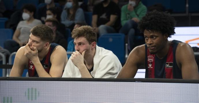 Jugadores del Baskonia en el banquillo ante el Barcelona